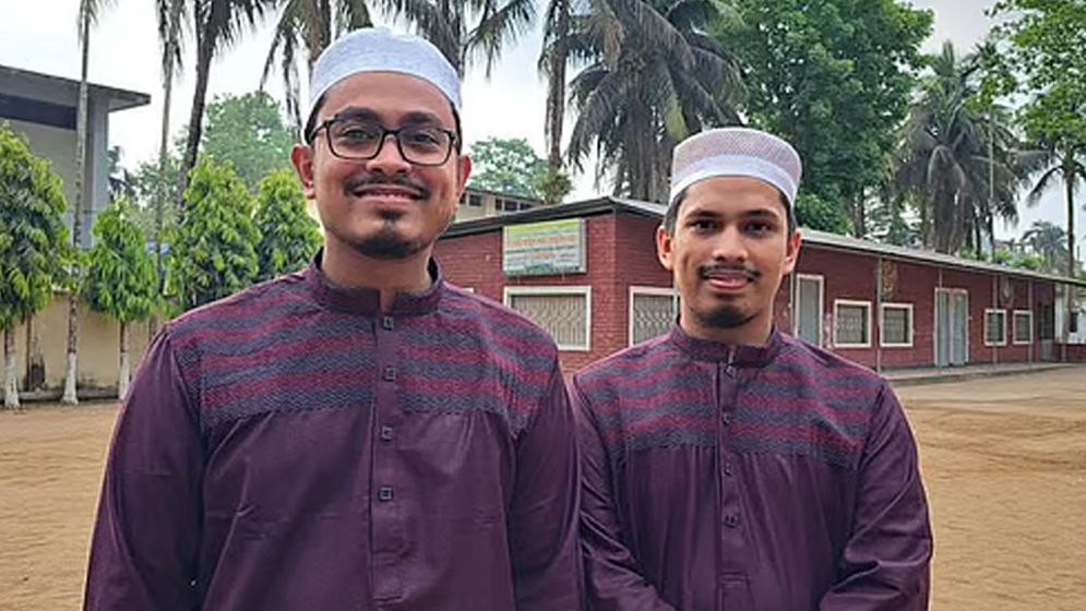 চাকসু নির্বাচনে আগ্রহের কেন্দ্রবিন্দু: ডাকসু ভিপির ভাইয়ের মনোনয়নপত্র সংগ্রহ